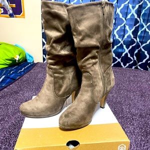 Used a few times Womans heal boots heal size 3 inches in brown size 8
